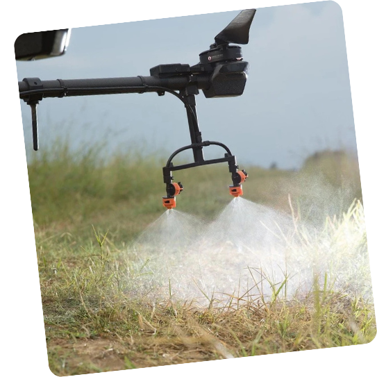 Une cuisine avec une cuisinière et une grande fenêtre