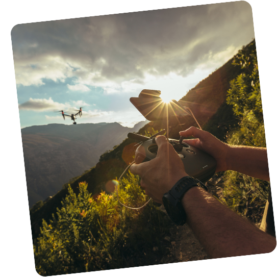 Une cuisine avec une cuisinière et une grande fenêtre