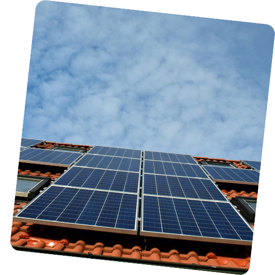 Une photo d'une fenêtre avec une étoile dessus