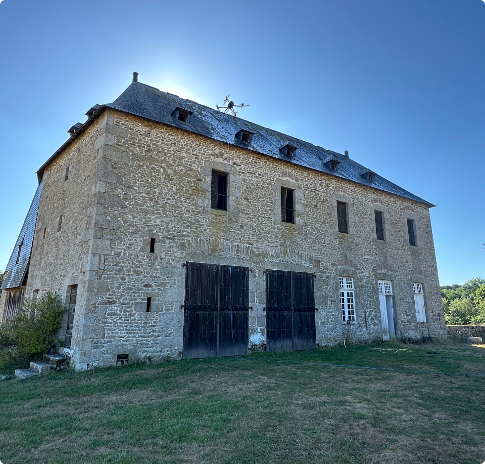 Un salon avec un canapé et une brouette en arrière-plan.