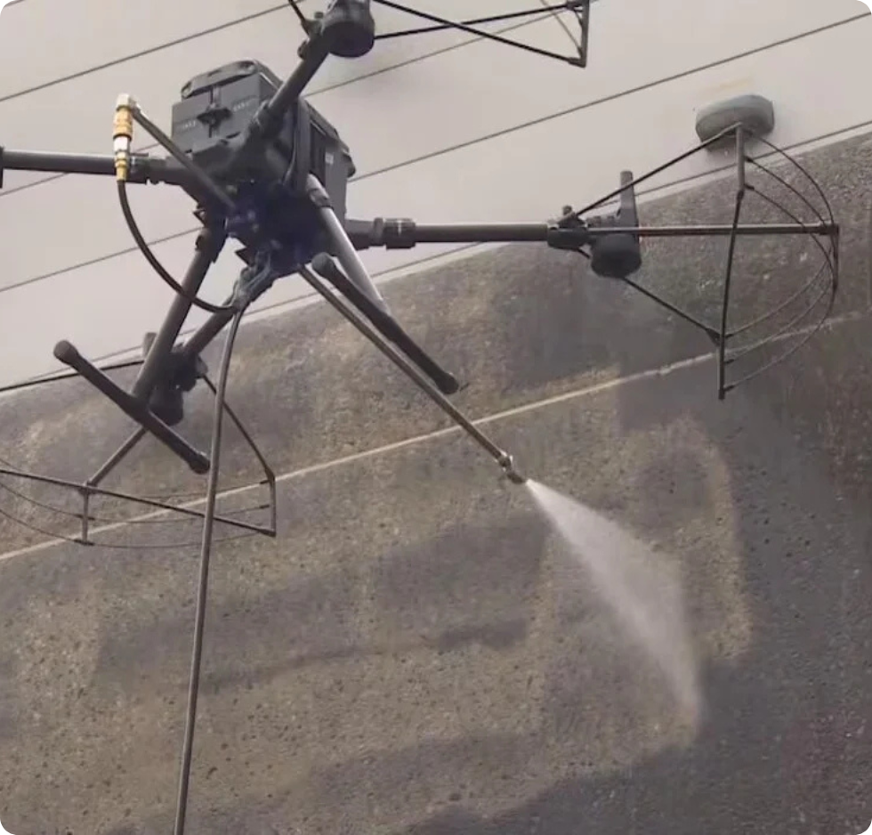 Un salon avec un canapé et une brouette en arrière-plan.