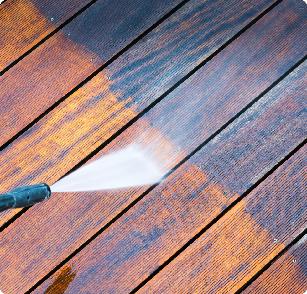 Un salon avec un canapé et une brouette en arrière-plan.