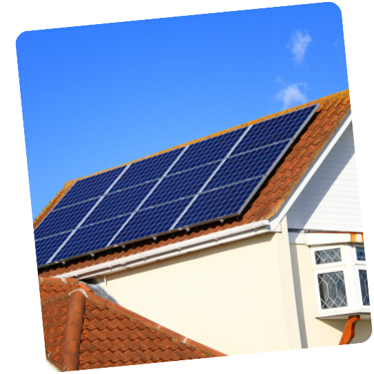 Une cuisine avec une cuisinière et une grande fenêtre