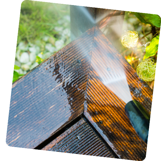 Une photo d'une fenêtre avec une étoile dessus