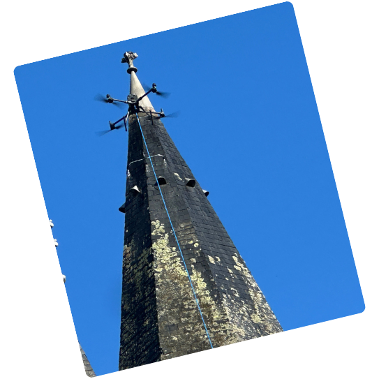 Une cuisine avec une cuisinière et une grande fenêtre