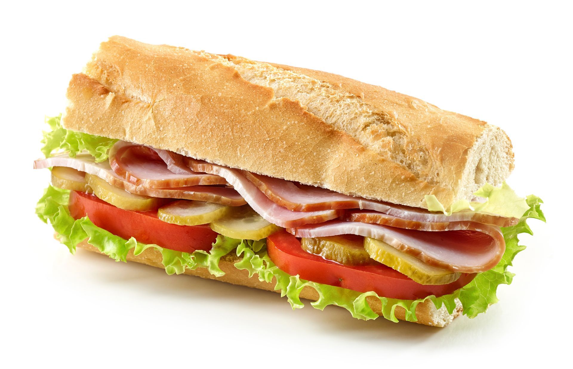 Un sandwich avec de la salade, des tomates et de la viande.