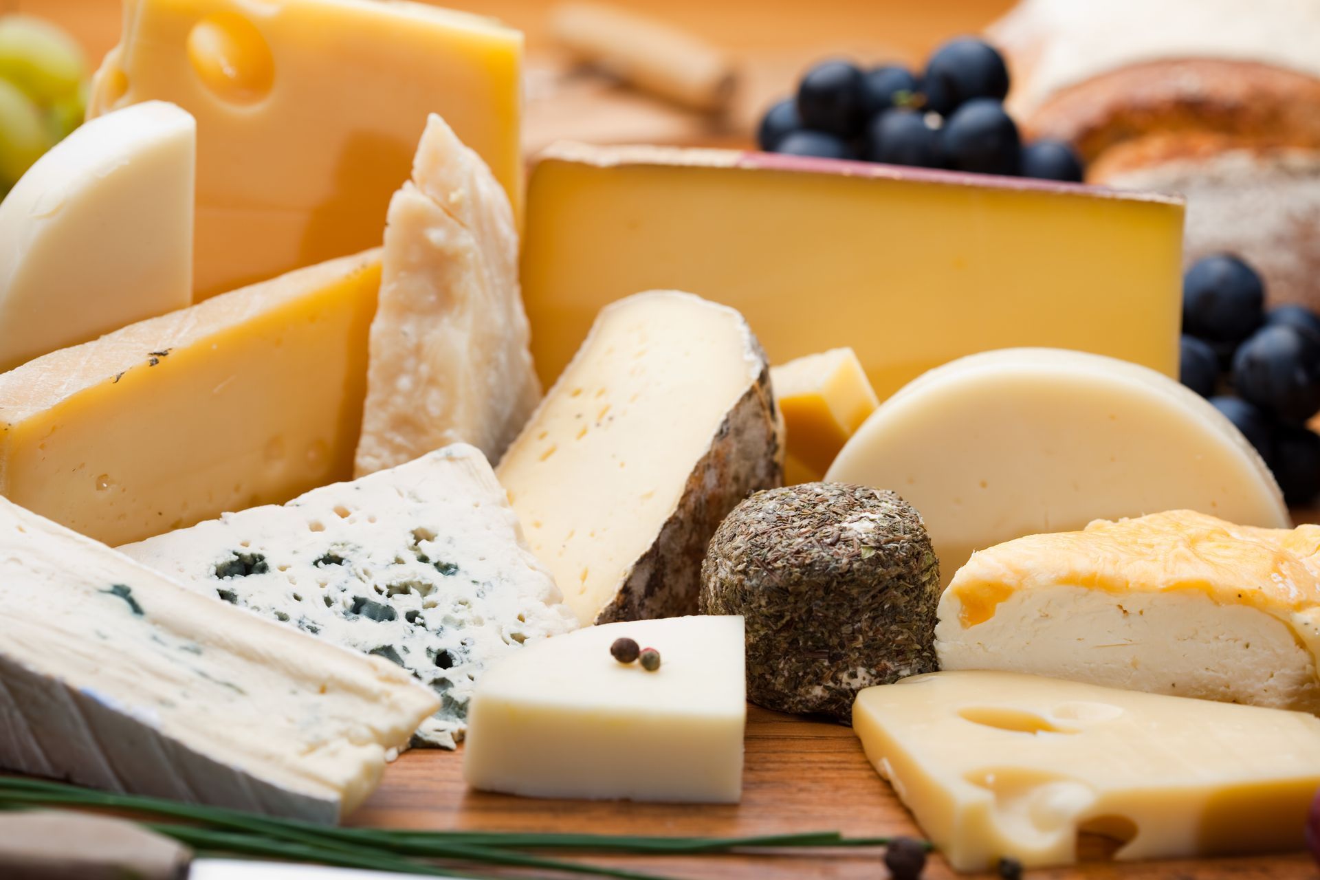 Une sélection de fromages variés.