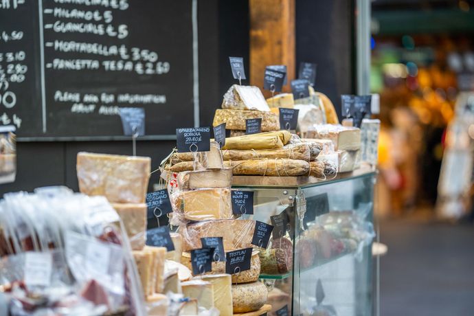 Un comptoir avec des fromages.