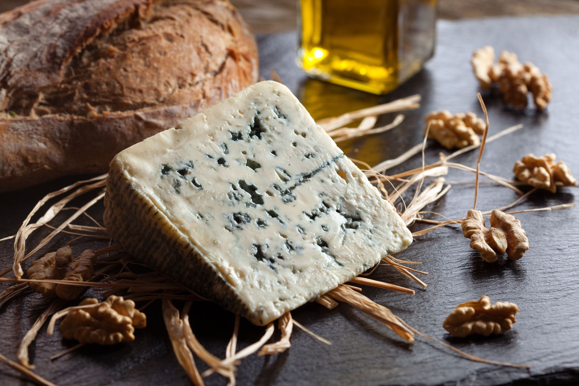 Un morceau de fromage bleu.