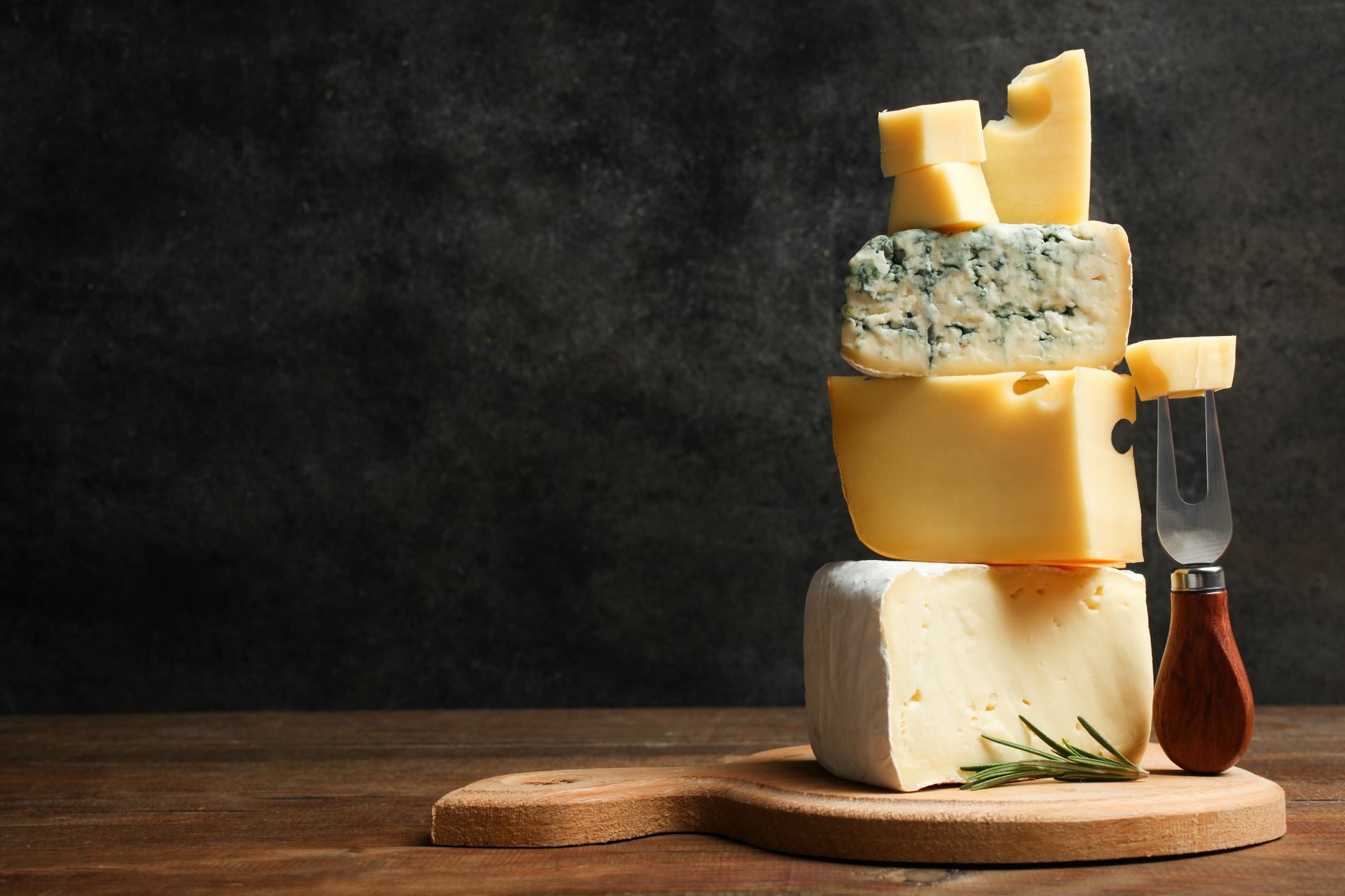 Plusieurs morceaux de fromages empilés.