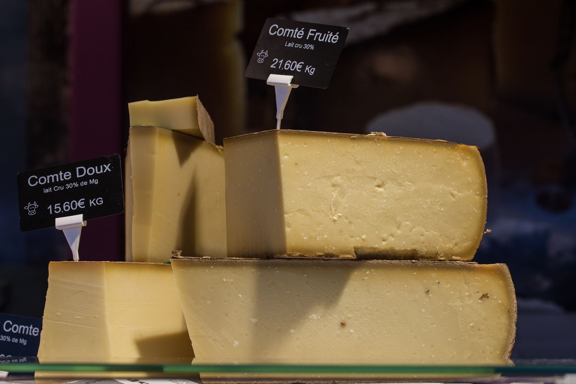 Des meules de fromage empilées.