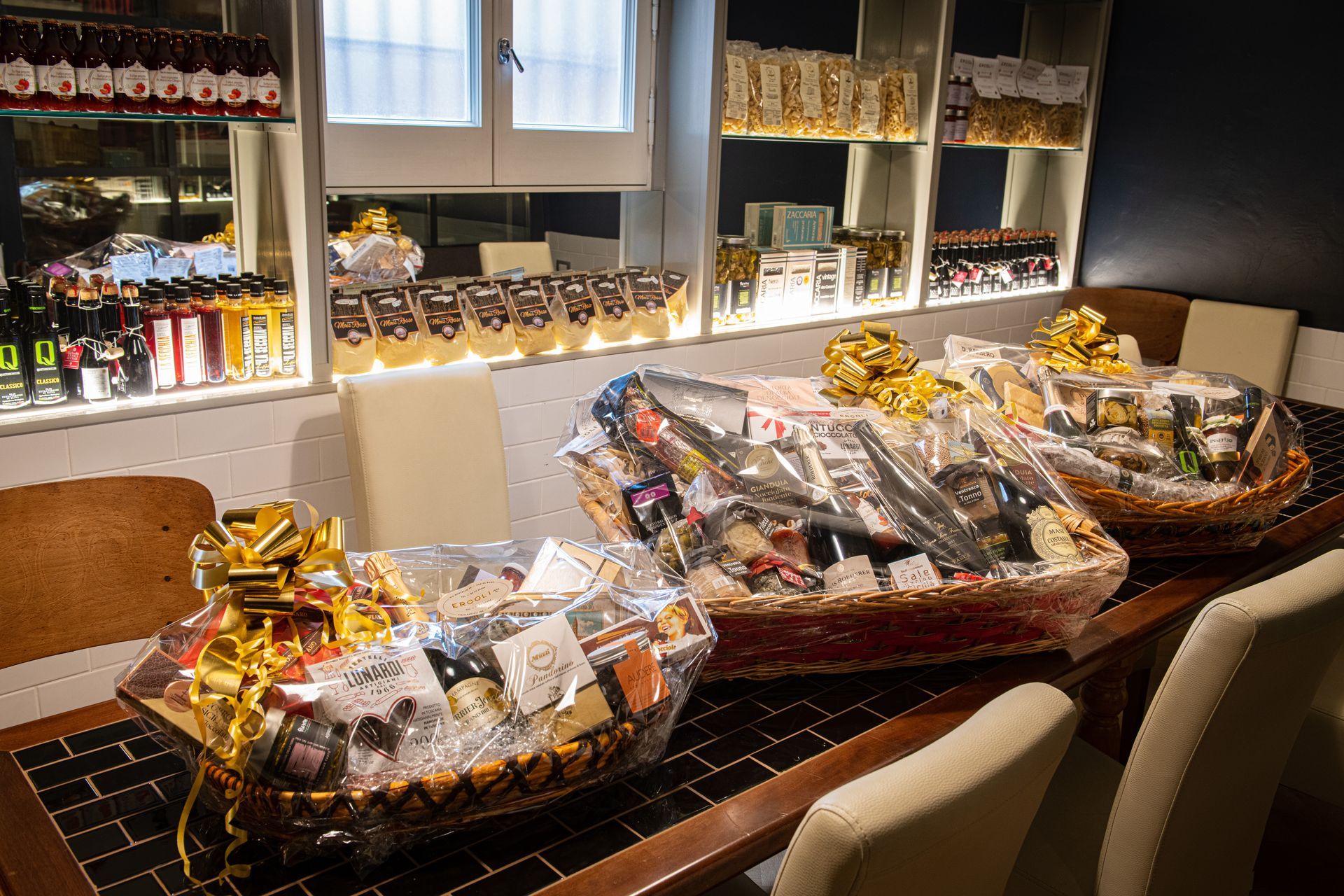 Une vitrine d’épicerie fine, remplie de produits alimentaires.