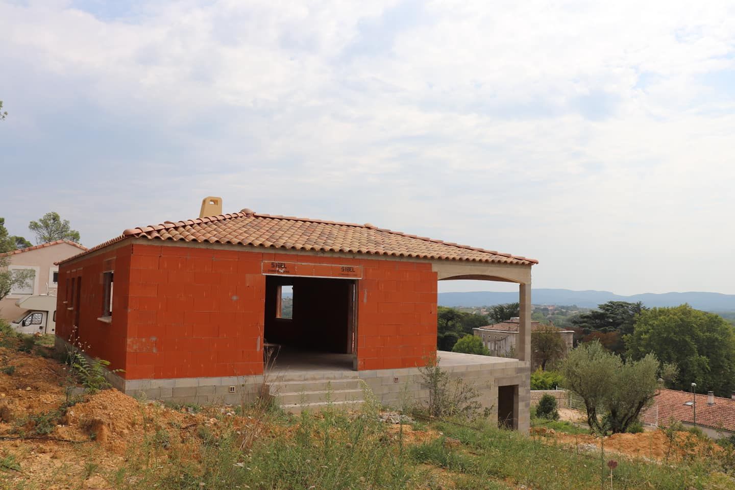 Une maison en construction vue de côté