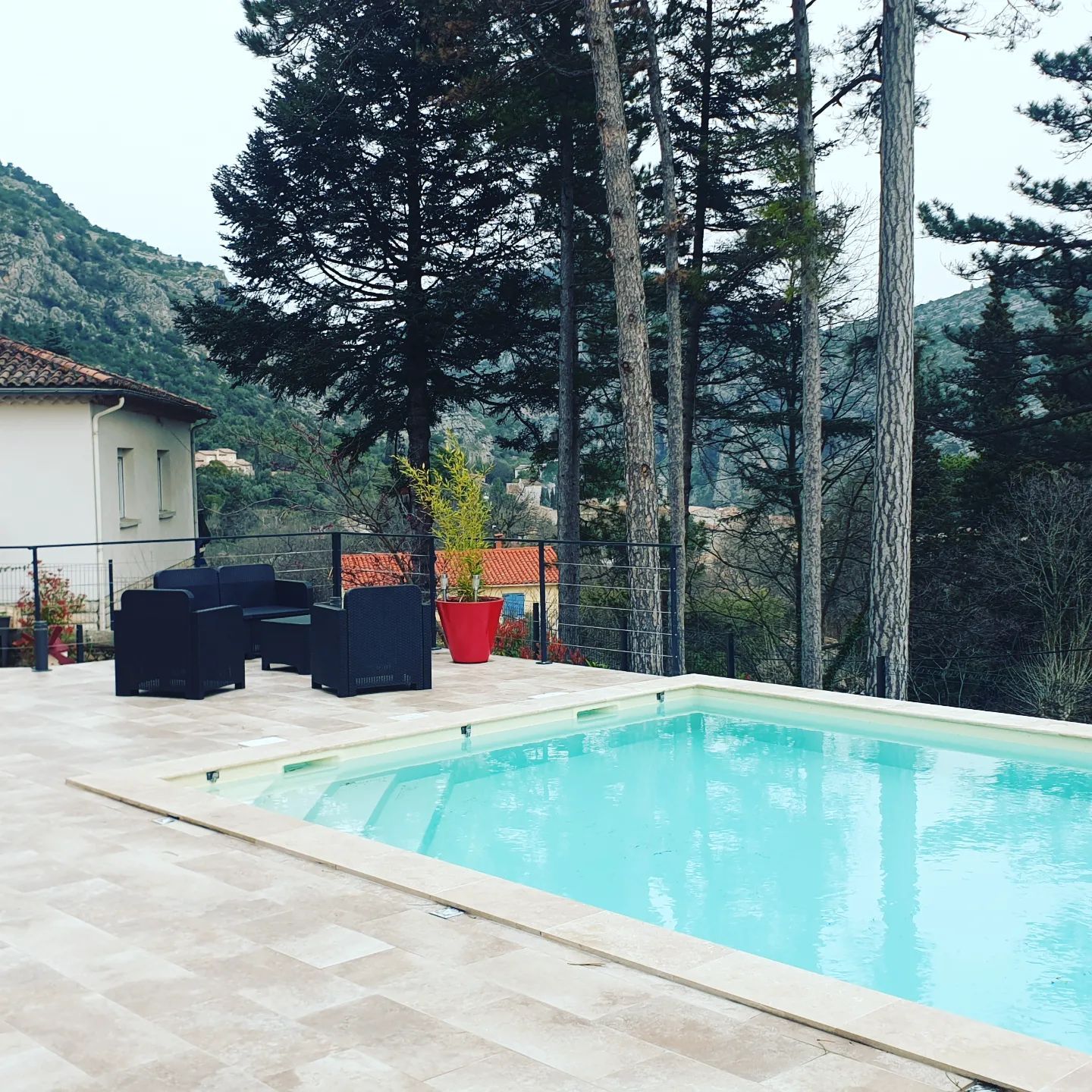 Une piscine sur une terrasse