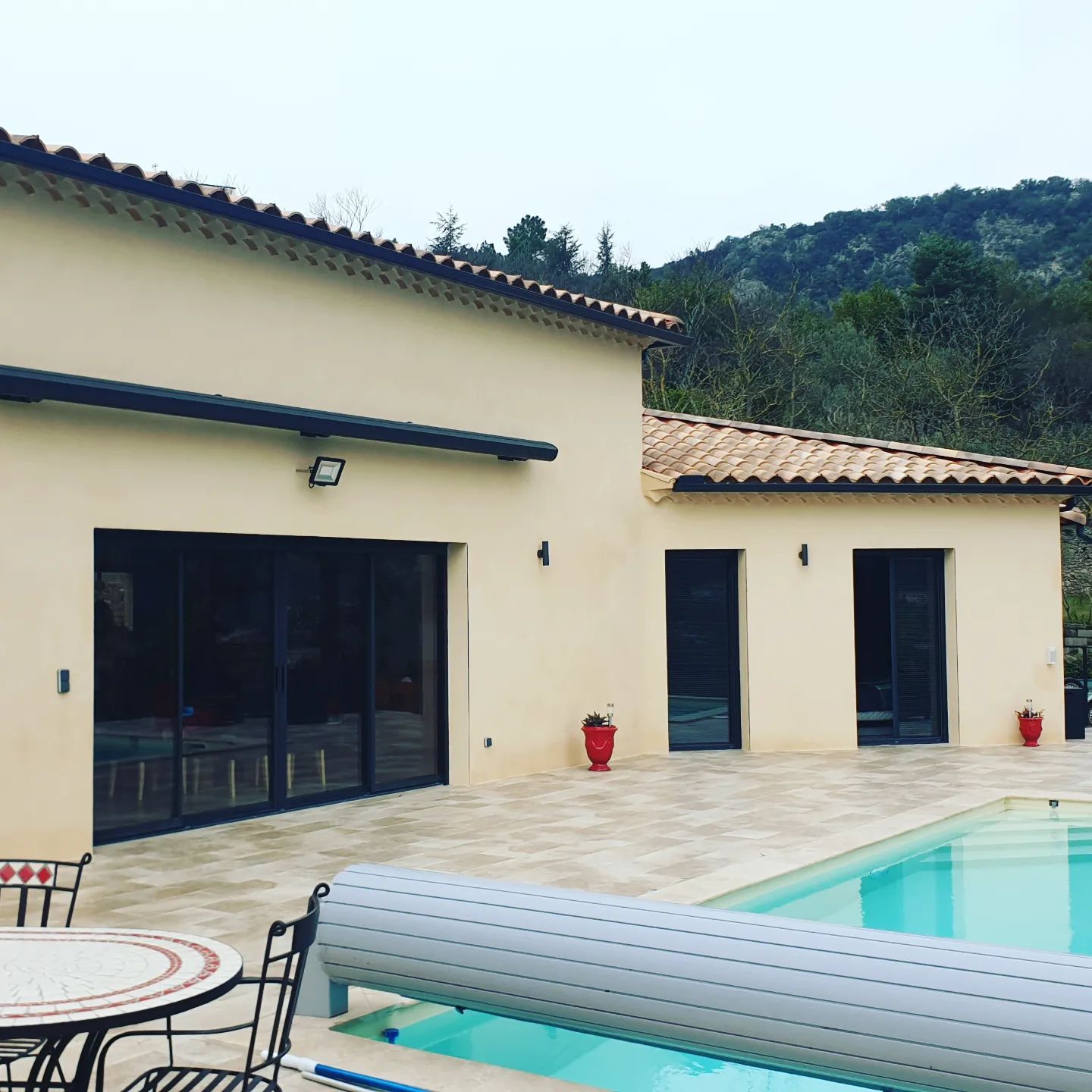 Une maison neuve de style contemporain avec une piscine