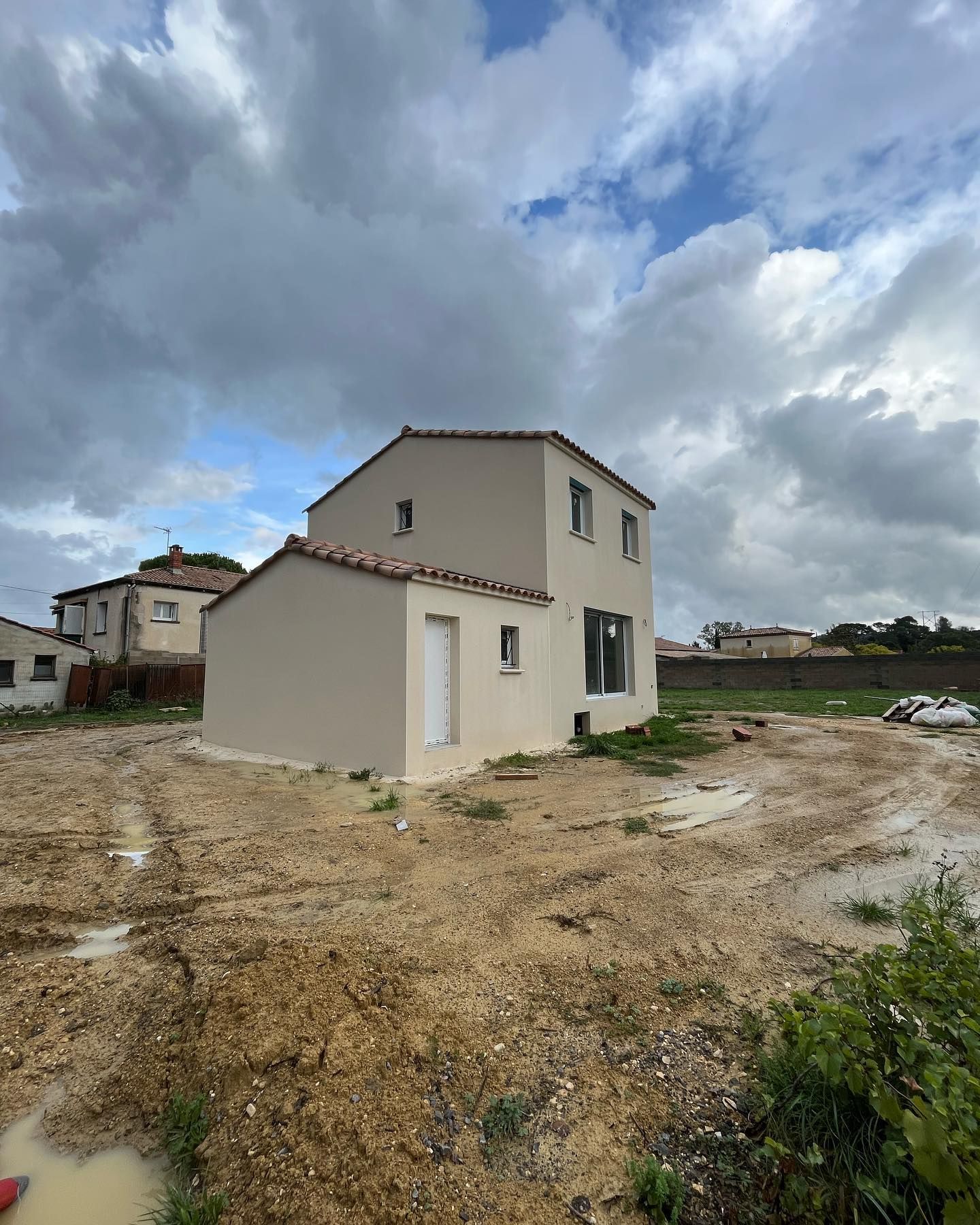 Une maison neuve vue de côté