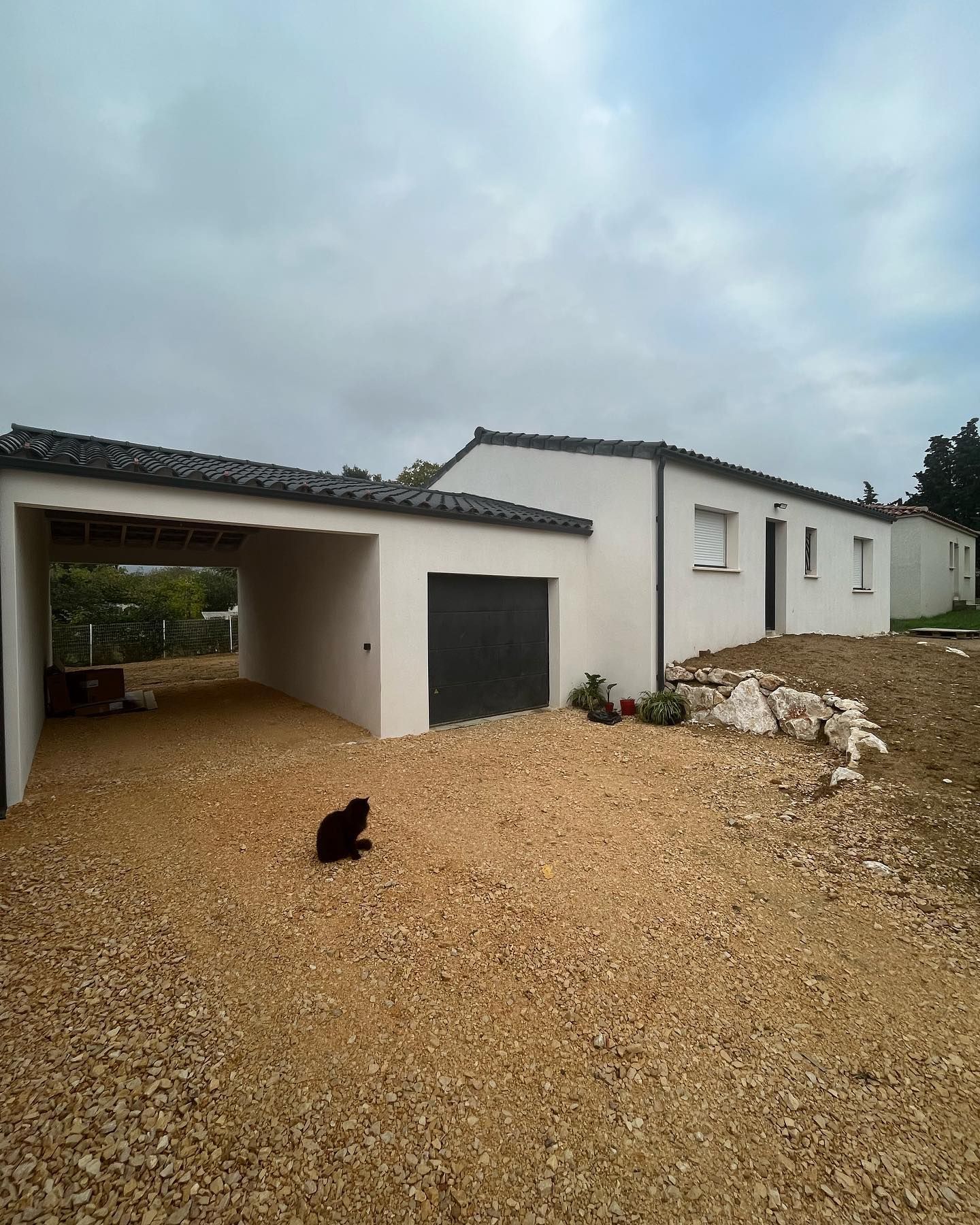 Une maison moderne avec garage