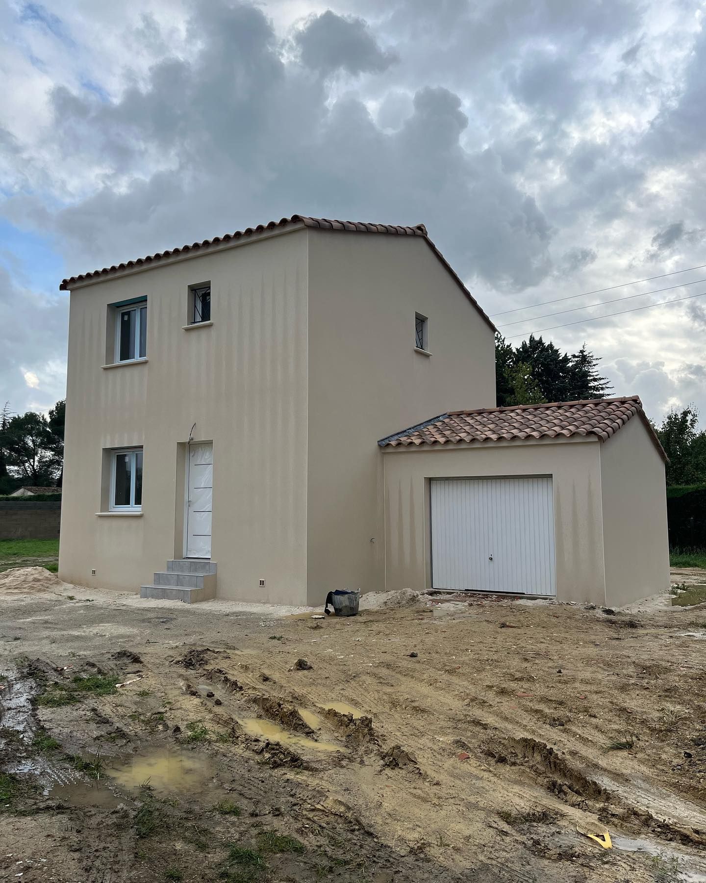 Une maison neuve avec un étage