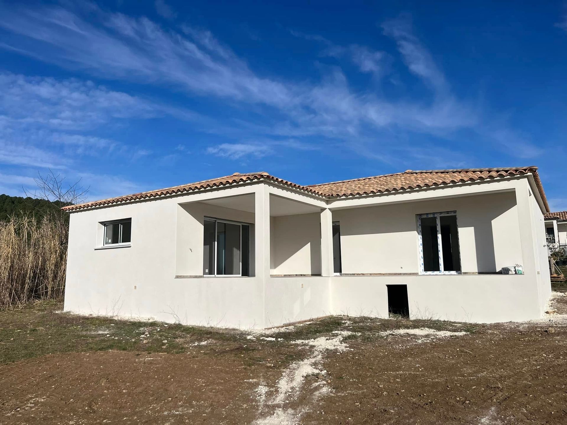 Une maison neuve avec une terrasse couverte