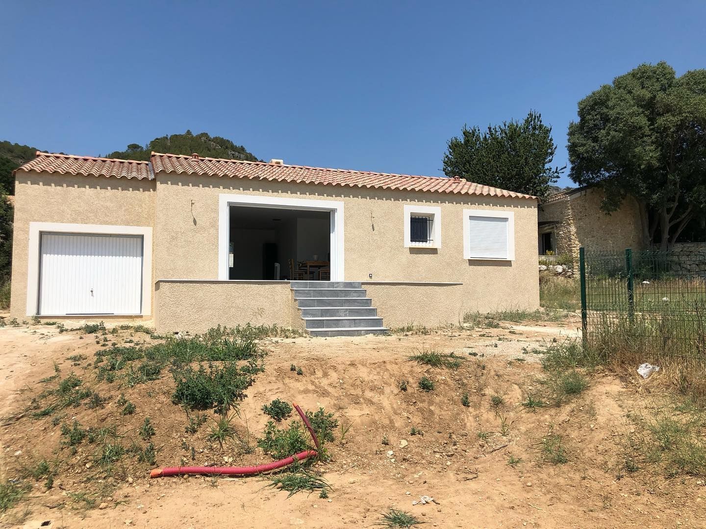 Une maison neuve avec un escalier extérieur