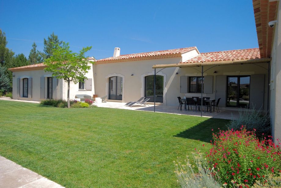 Une maison provençale avec un grand jardin