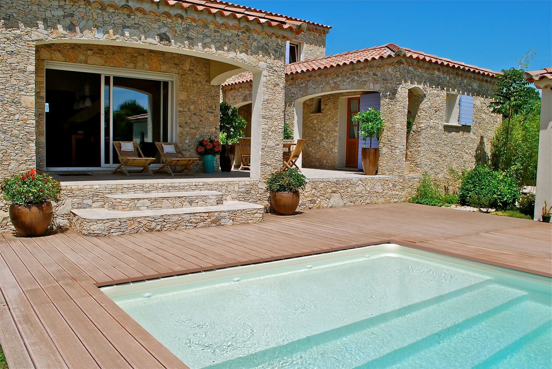 Une maison en pierre avec une piscine