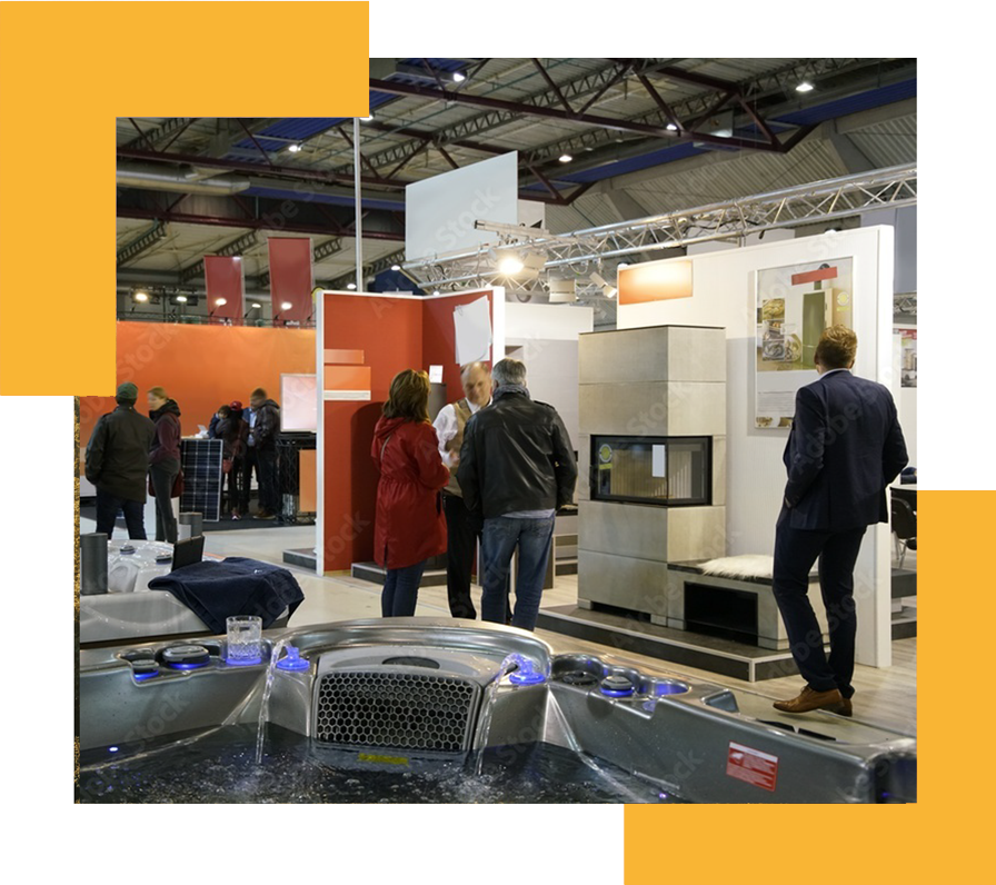 Besucher schlendern durch die Stände einer Indoor-Messe, im Vordergrund ist eine moderne Kaminausstellung zu sehen.