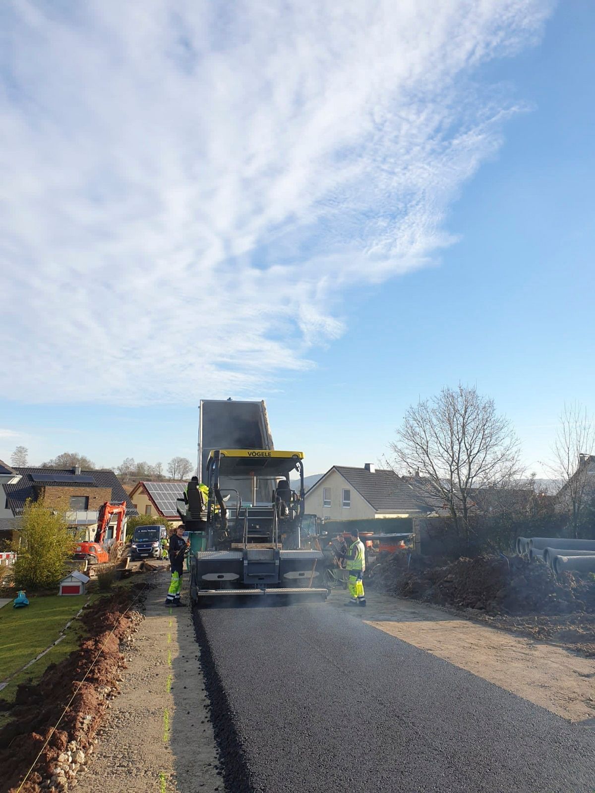 Eine Gruppe von Leuten arbeitet an einer Straße.