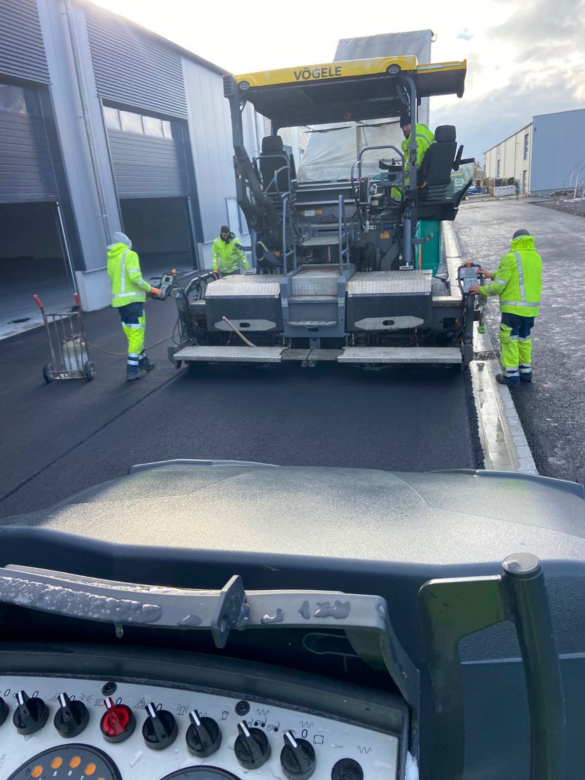 Eine Gruppe Bauarbeiter arbeitet an einer Straße.