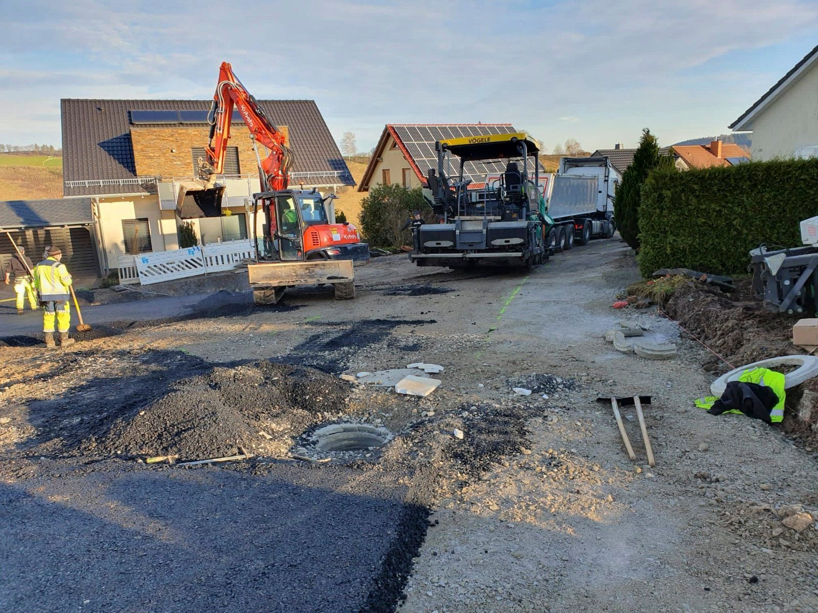 Eine Gruppe Bauarbeiter arbeitet an einer Straße.