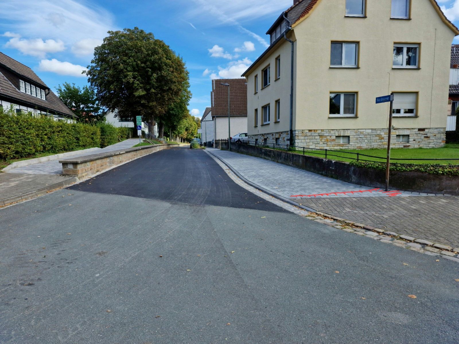 Eine Straße mit einem Haus an der Seite
