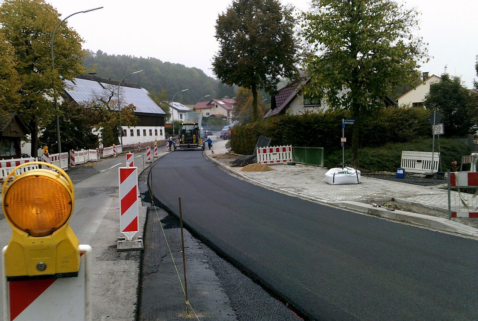 Eine gelbe Ampel steht am Straßenrand