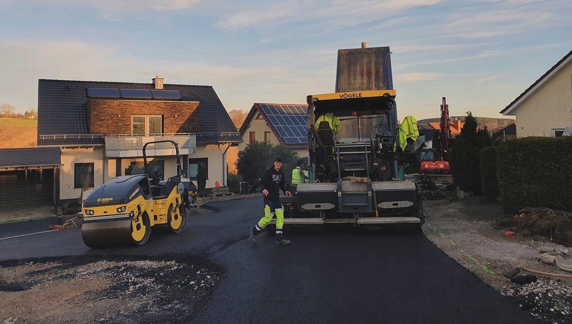 Eine Gruppe Bauarbeiter arbeitet an einer Straße.