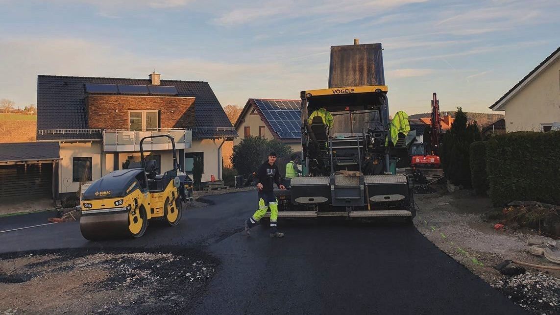 Eine Gruppe Bauarbeiter arbeitet an einer Straße.