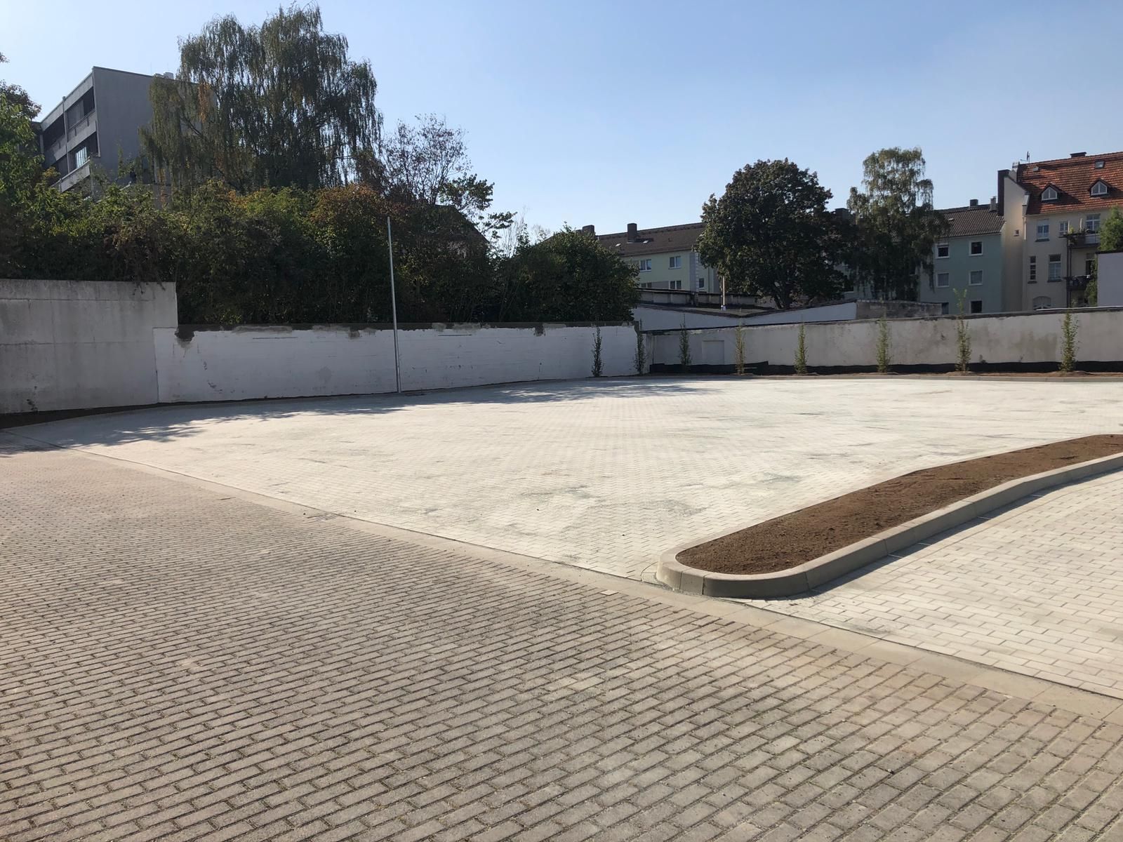 Eine gemauerte Auffahrt mit einer weißen Wand im Hintergrund