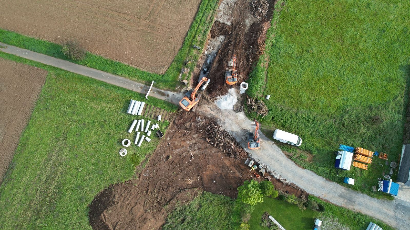 Eine Luftaufnahme einer Baustelle am Straßenrand.