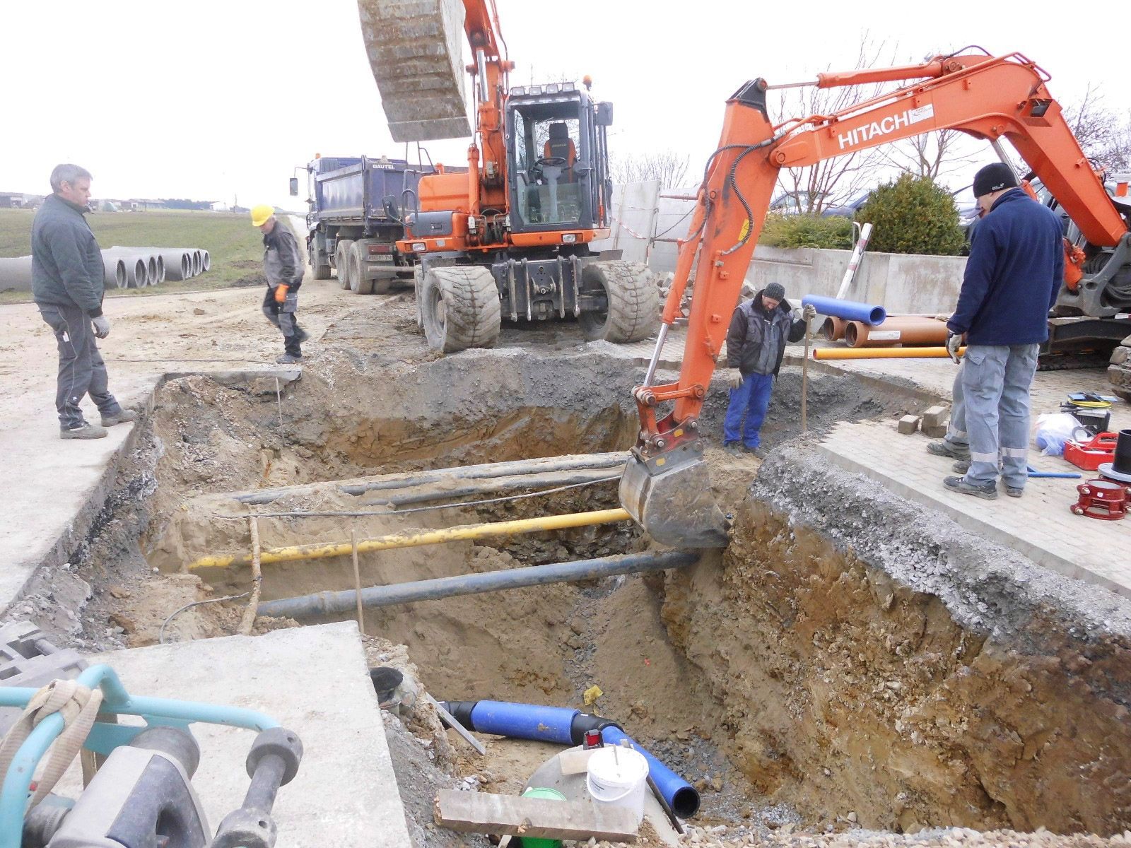 Ein Hitachi-Bagger gräbt ein Loch in den Boden