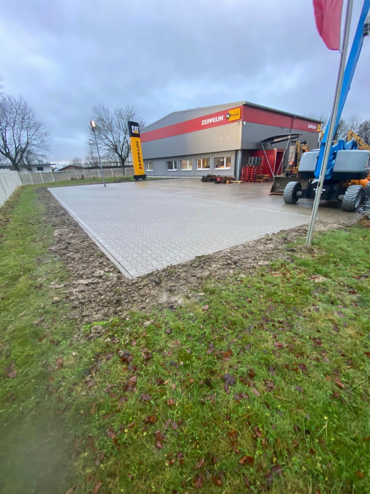 Ein großes Gebäude mit viel Gras davor.