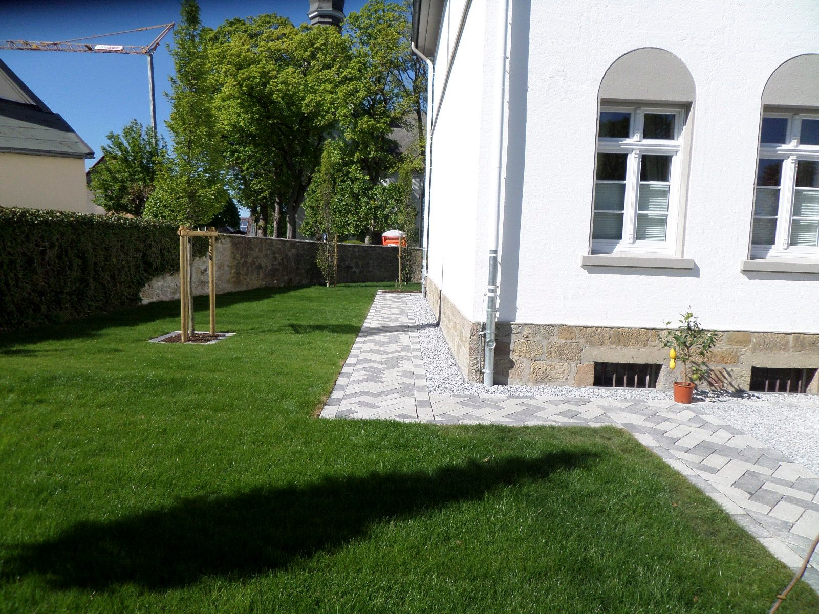 Ein weißes Haus mit einem üppigen grünen Rasen davor