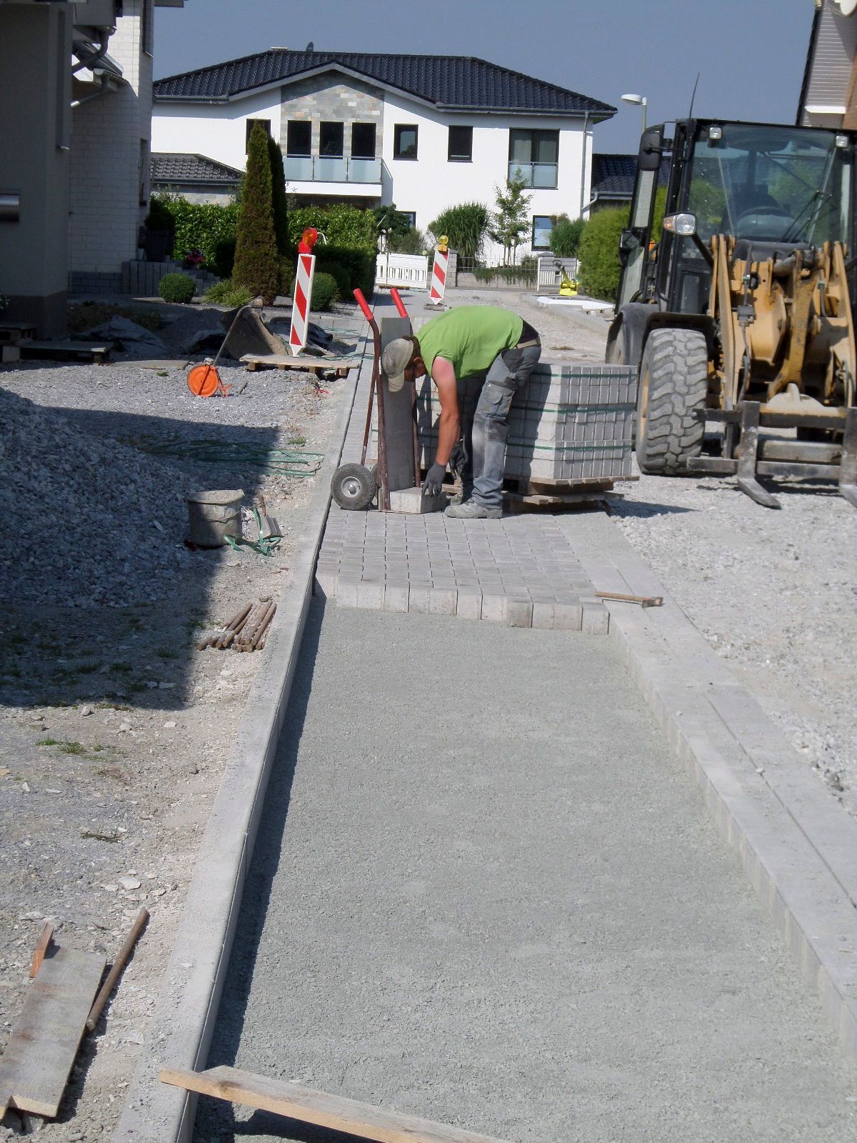 Eine Baustelle mit einem Haus im Hintergrund