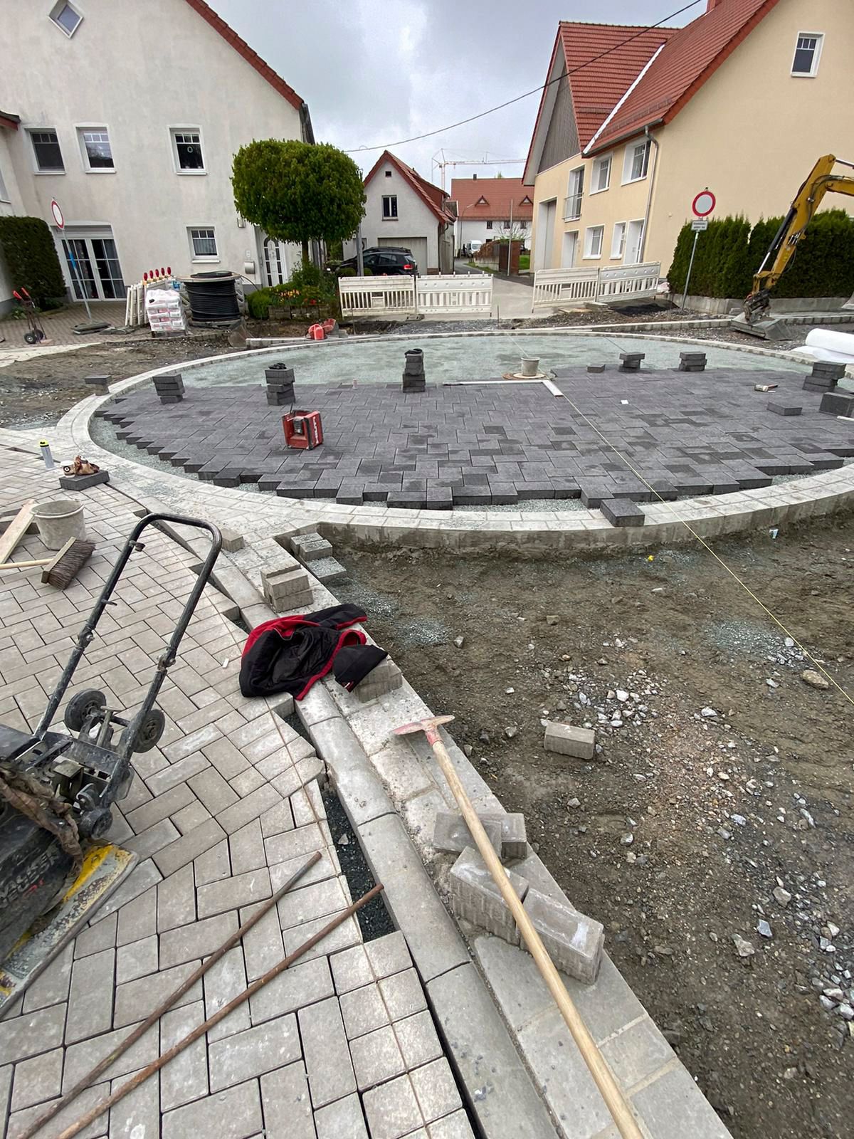 Vor einem Haus entsteht eine kreisrunde Fläche.