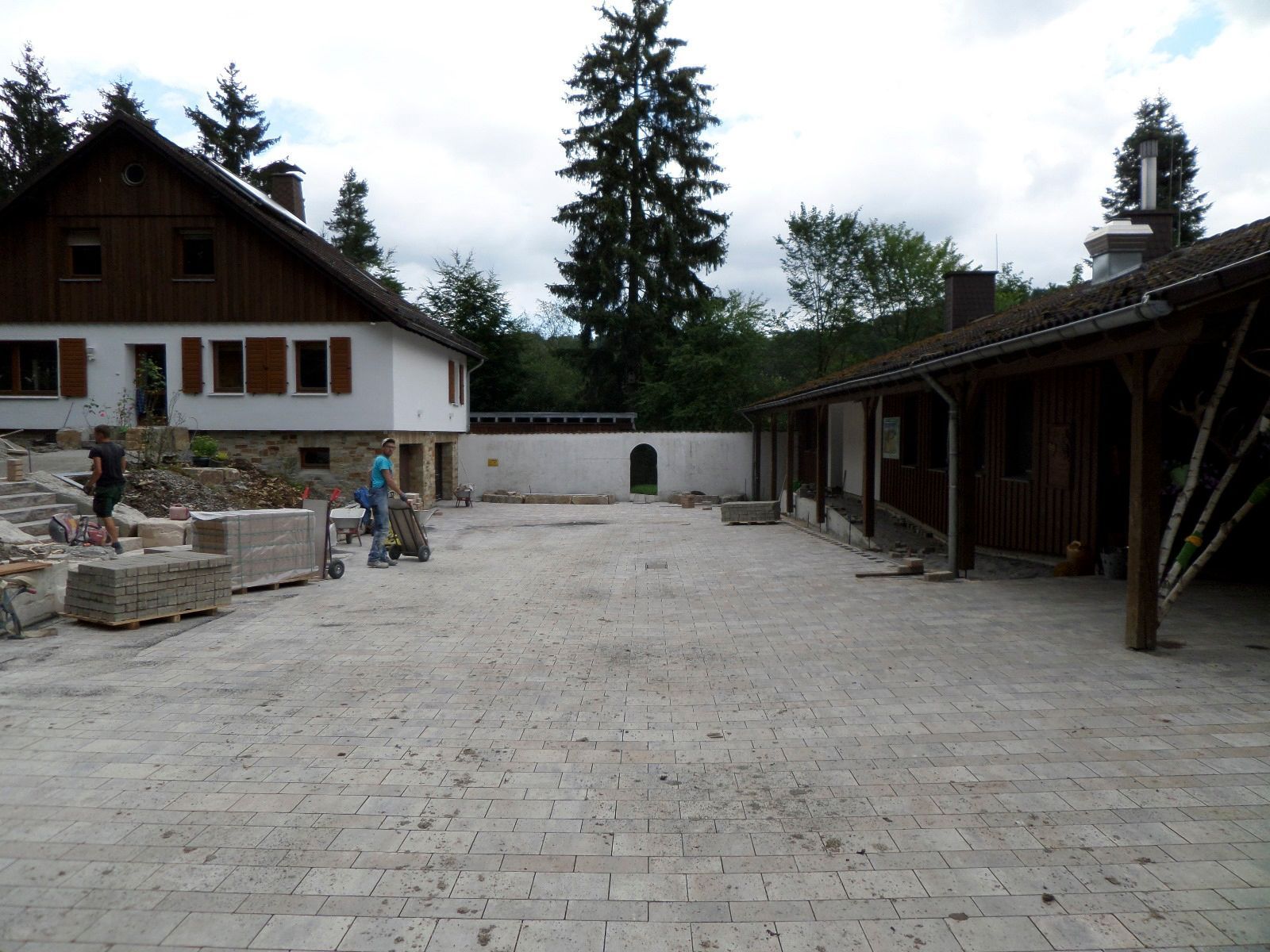 Ein gemauerter Innenhof mit einem Haus im Hintergrund