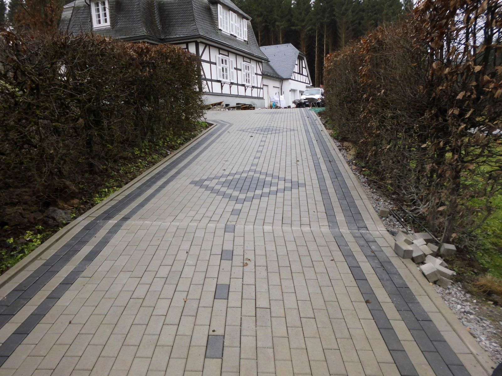 Ein Ziegelweg führt zu einem weißen Haus