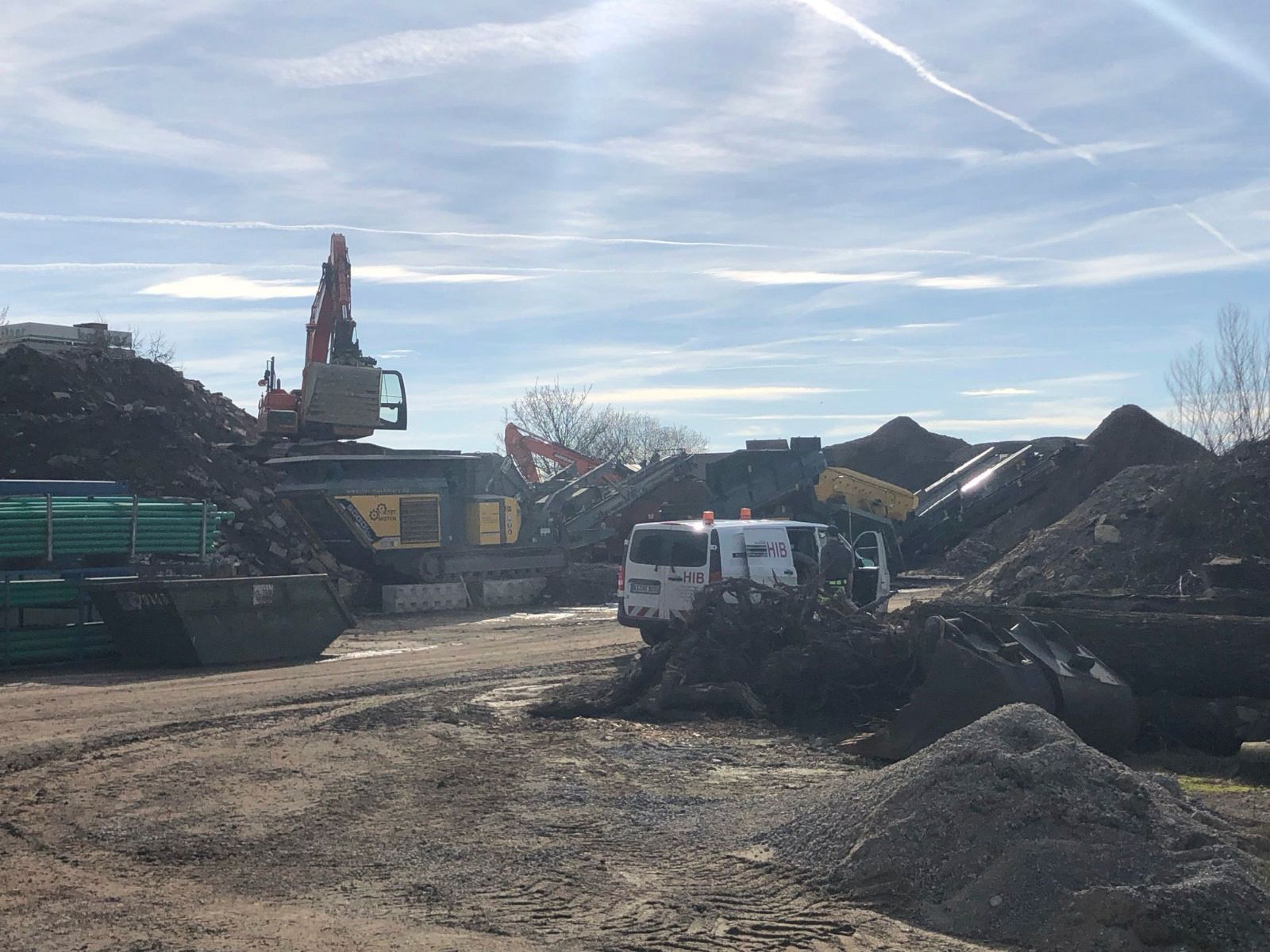 Inmitten eines Erdfeldes liegt ein großer Erdhaufen.