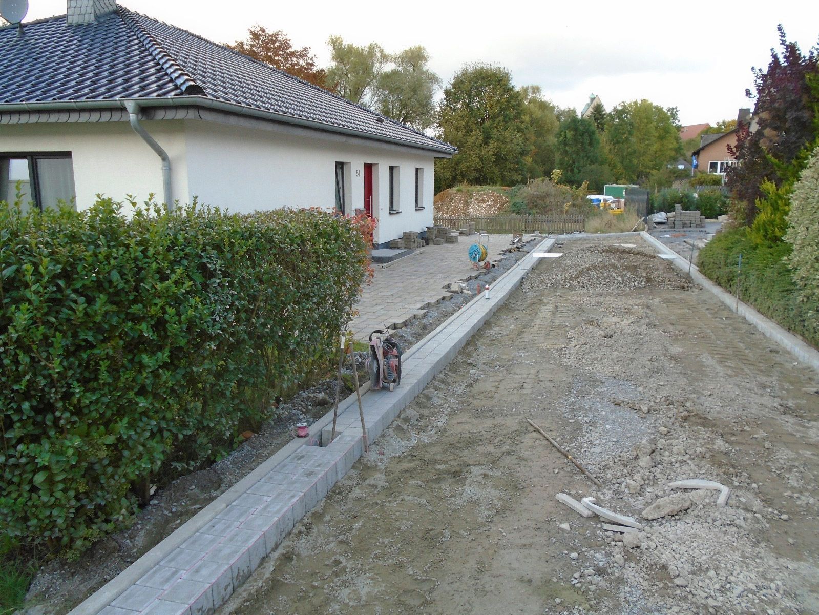 Vor einem Haus wird eine unbefestigte Straße gebaut