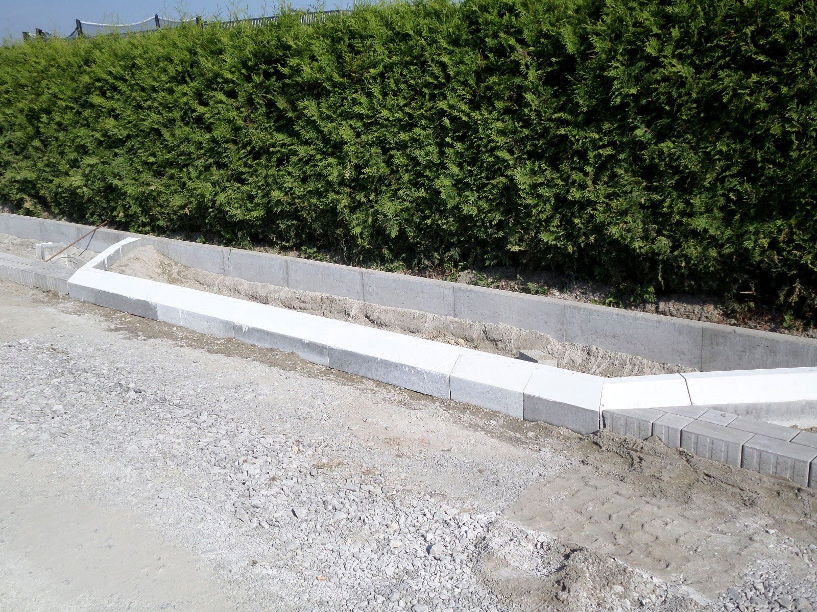 Ein weißer Pfeil ist auf den Straßenrand gemalt