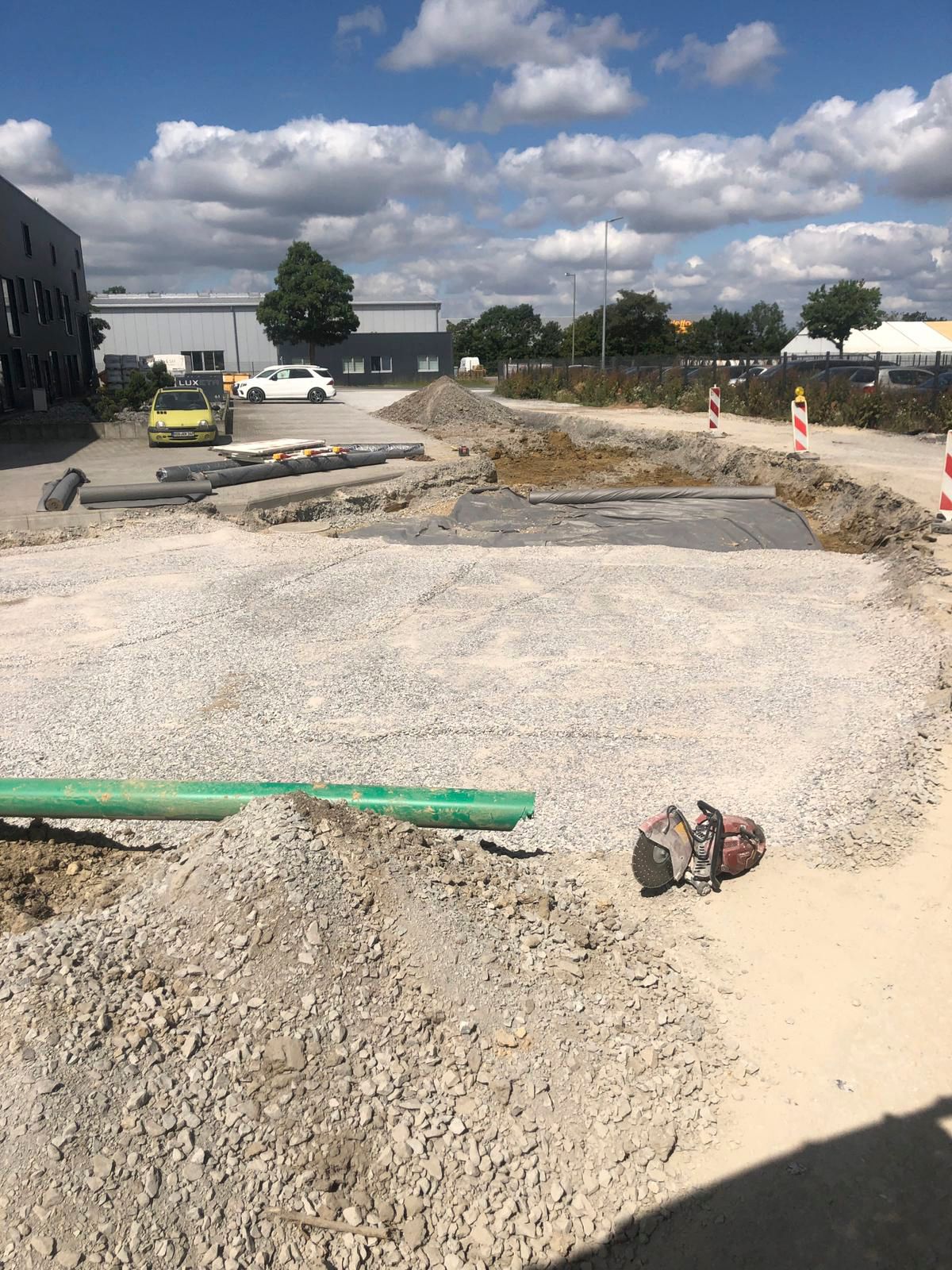 Eine Baustelle mit einem grünen Rohr in der Mitte