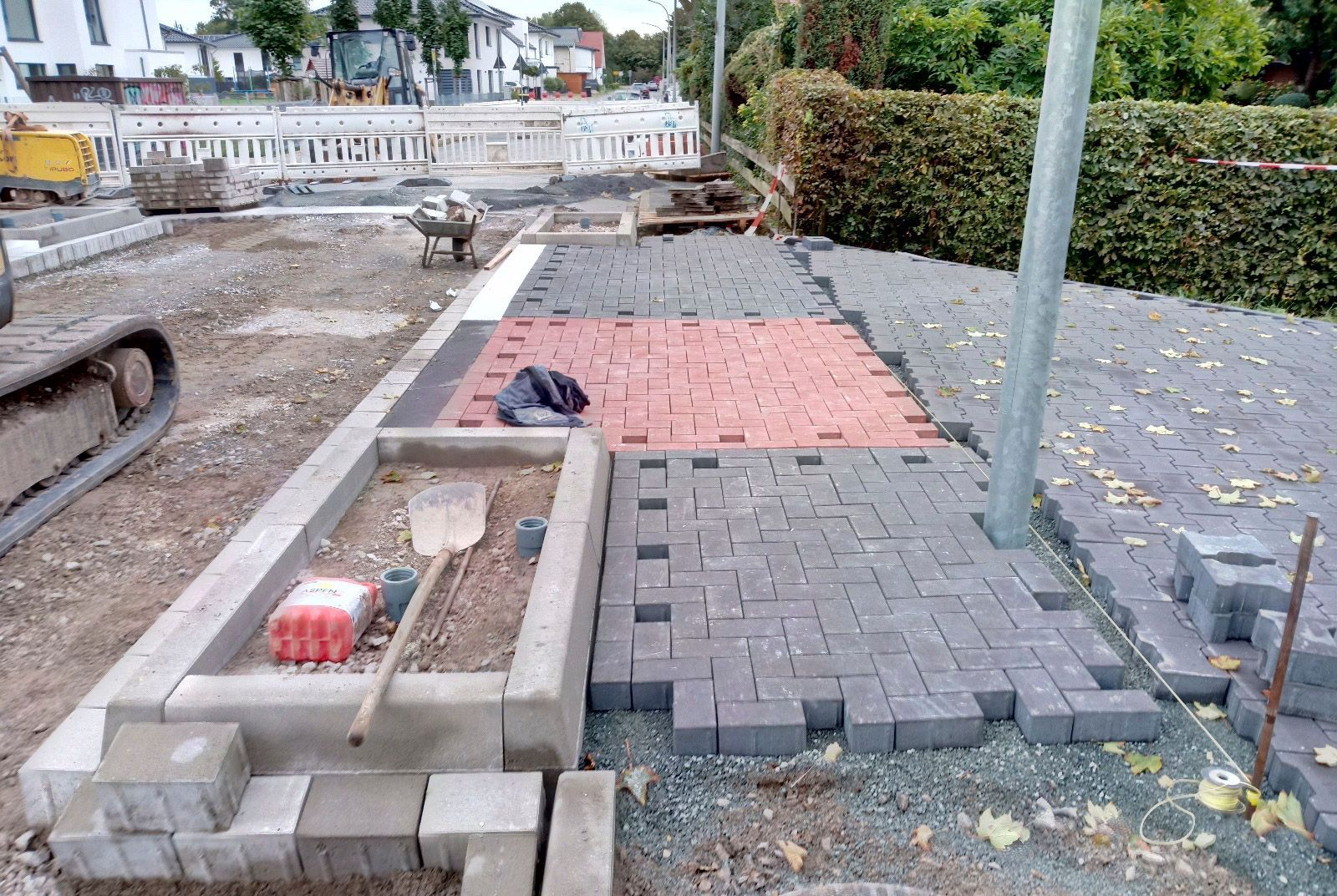 Auf einer Baustelle wird ein Ziegelweg gebaut