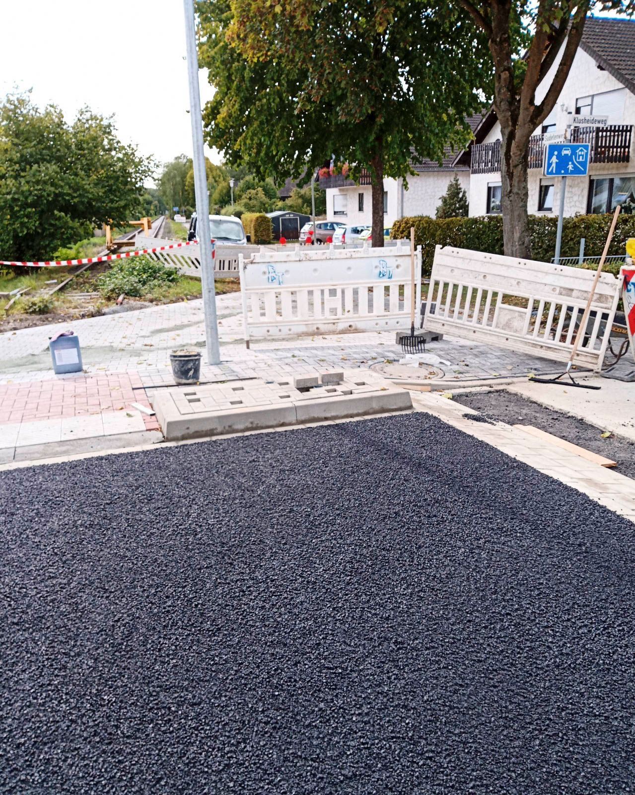 Ein Zaun umgibt eine Straße, die gerade gebaut wird.