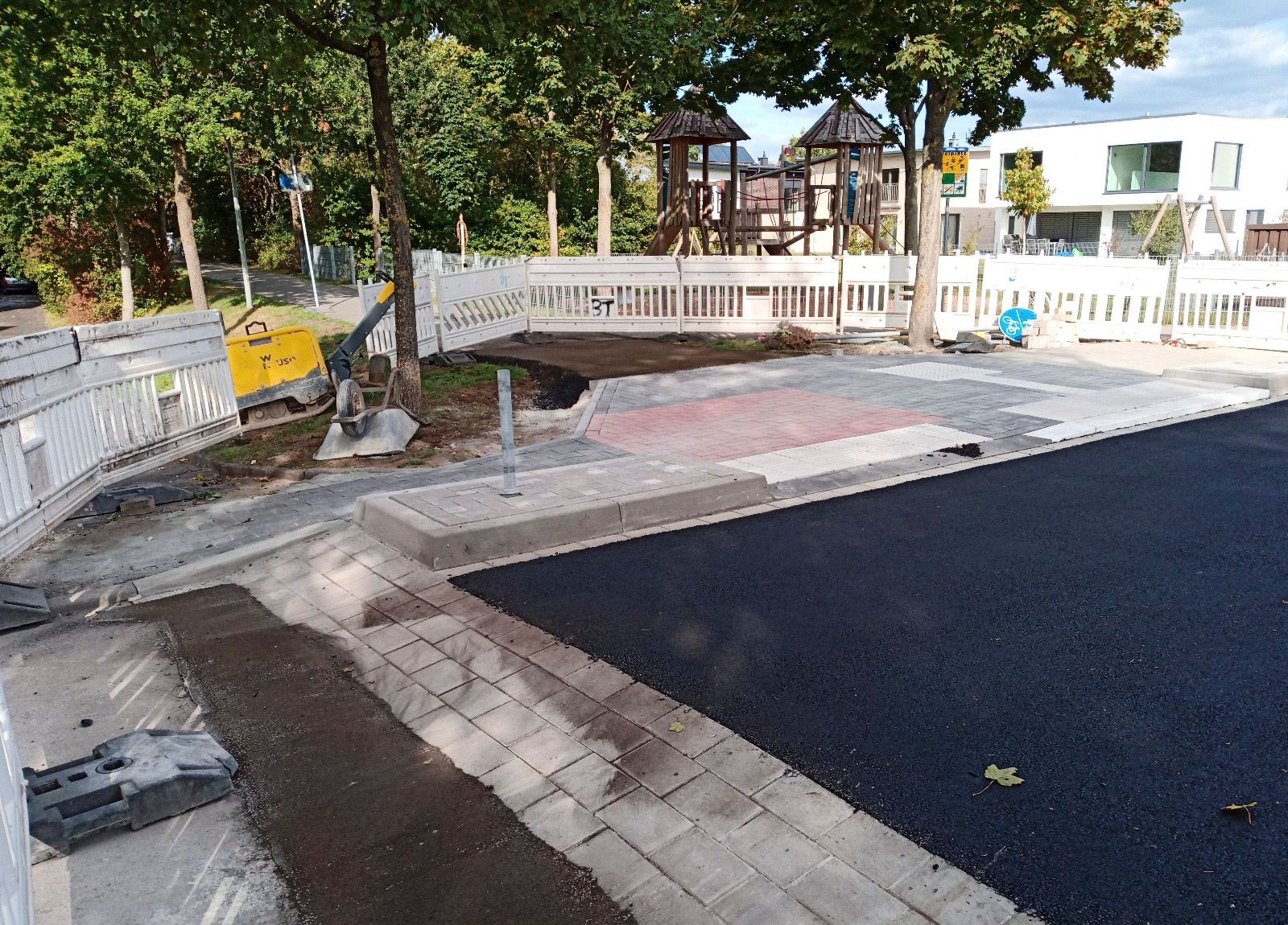 Eine Baustelle mit Zaun und im Hintergrund ein Spielplatz.